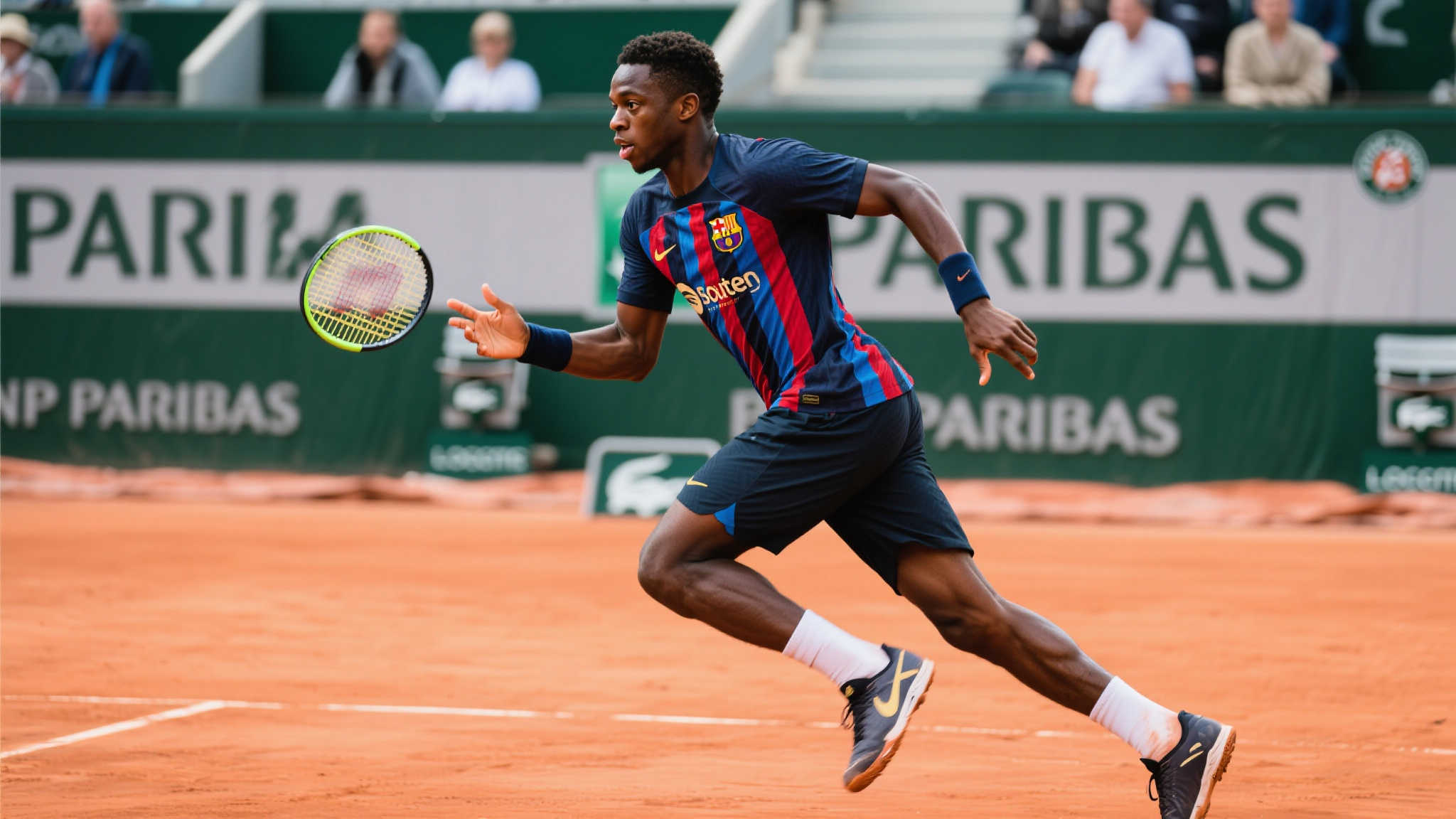 法网现场惊喜:登贝莱展示欧冠荣耀之杯 法网现场惊喜:登贝莱展示欧冠荣耀之杯